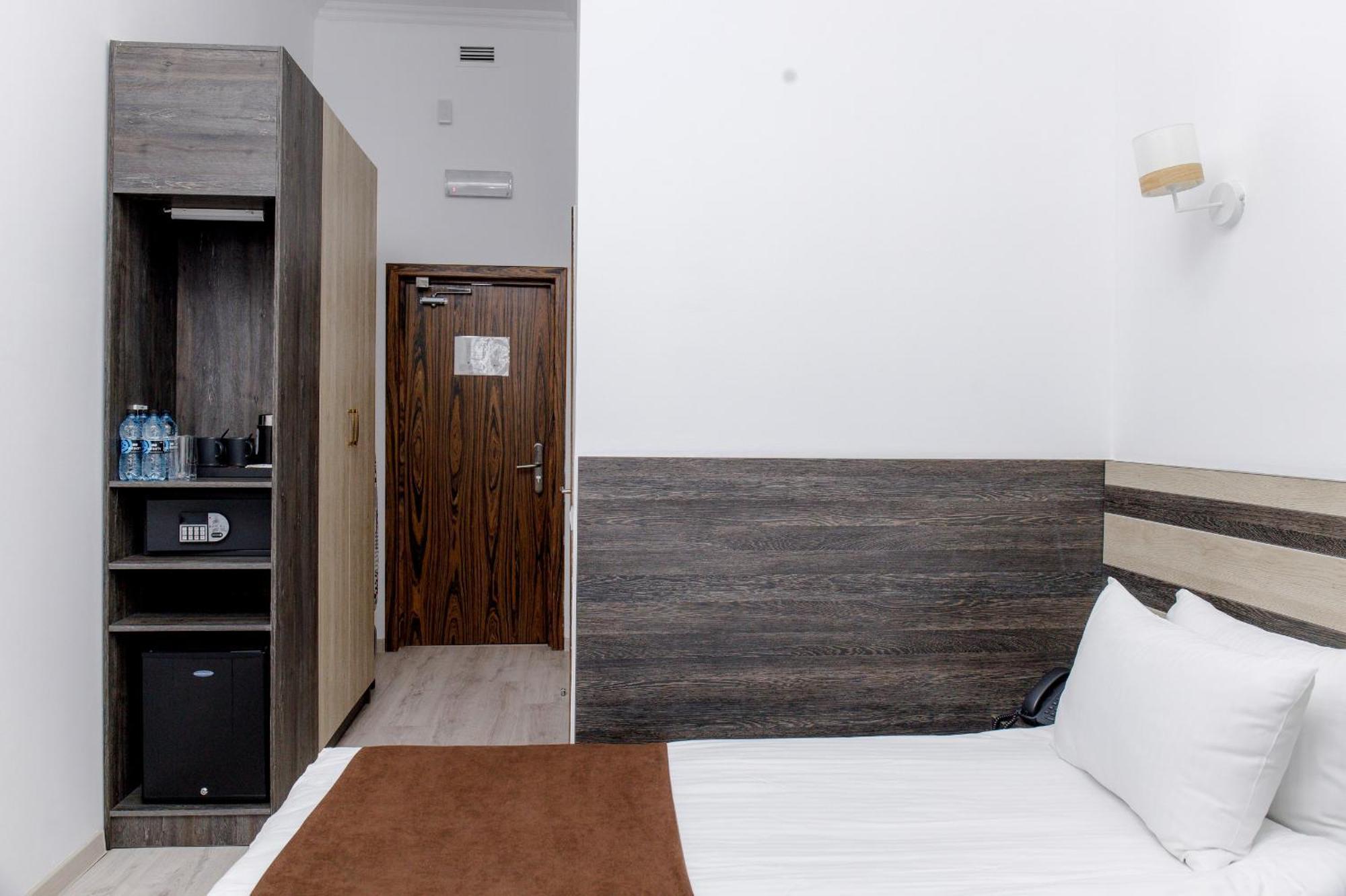 Hotel Infinity Plaza Block 1 Atyraū Esterno foto