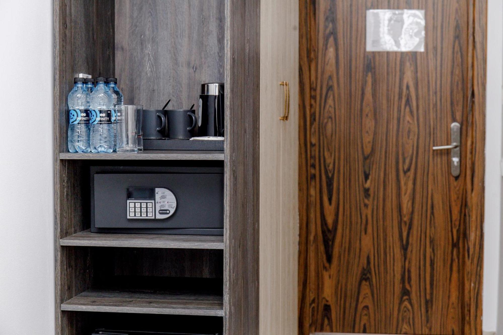 Hotel Infinity Plaza Block 1 Atyraū Esterno foto